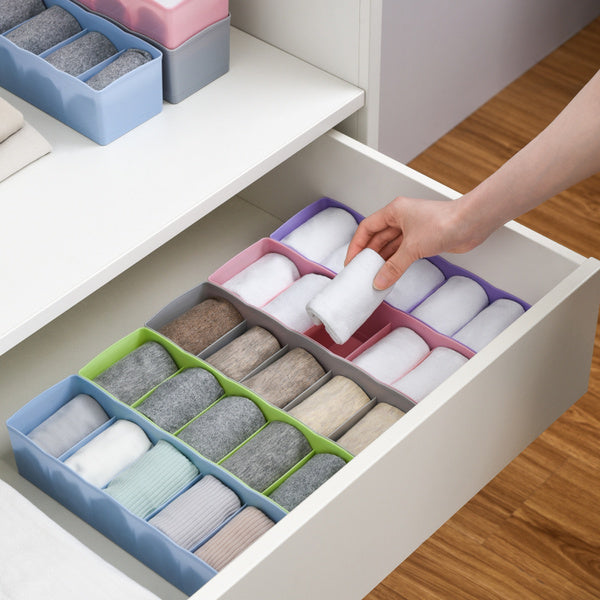 Clear plastic bead storage tray with multiple compartments for easy organization. Clear plastic bead storage tray with multiple compartments for easy organization.